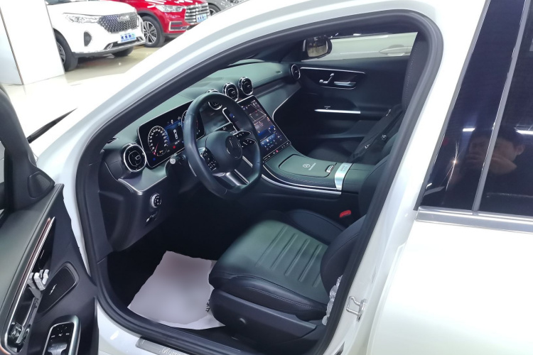 奔驰C级 2023款 C 200 L 运动版中控内饰19