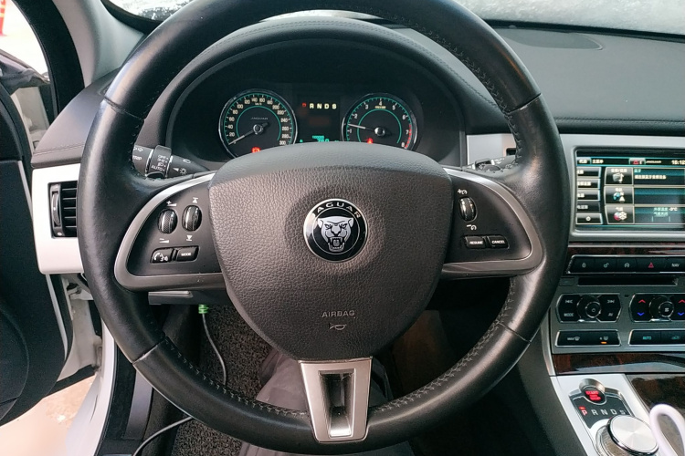 捷豹XF 2014款 XF 2.0T 豪华版中控内饰13