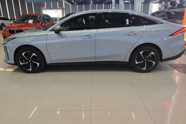 吉利银河 银河L6 2025款 EM-i 140km 星舰版车身外观4