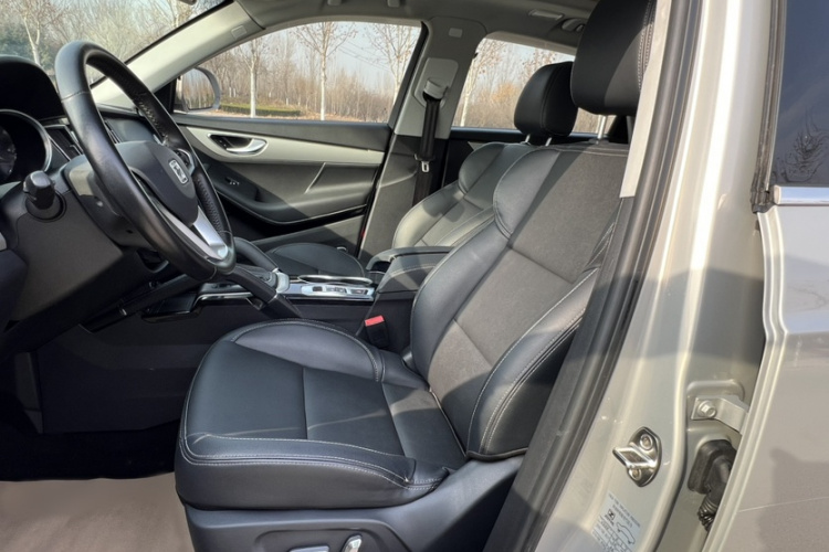 众泰SR7 2016款 1.5T CVT魔方之心版 国IV中控内饰7008