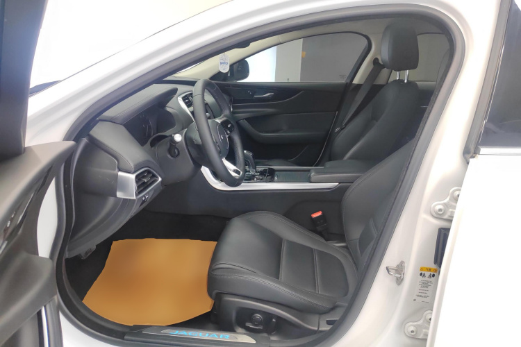 捷豹XEL 2020款 2.0T 200PS S进取优雅版中控内饰19