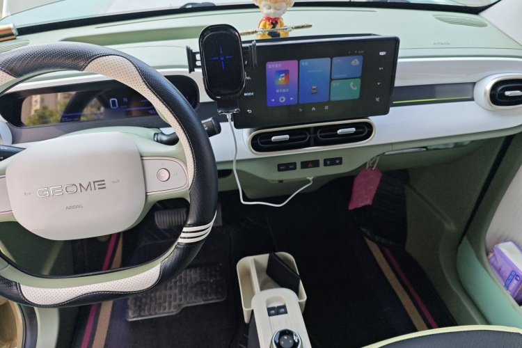 吉利银河 2025款 210km 熊猫骑士中控内饰7002