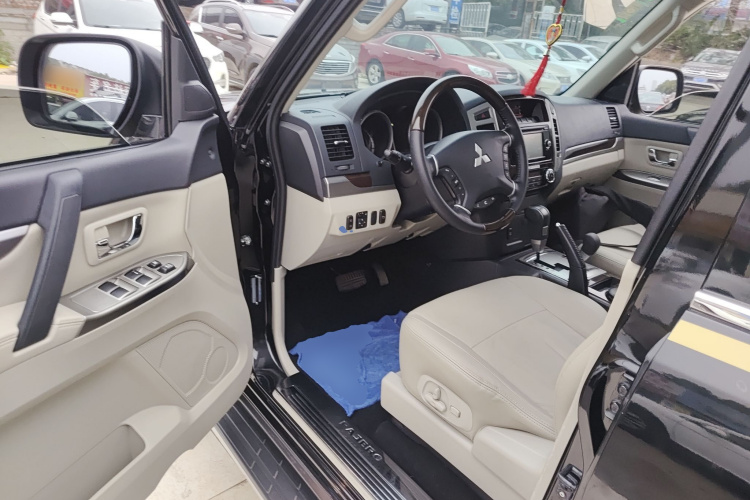 三菱 帕杰罗（平行进口） 中控内饰7003