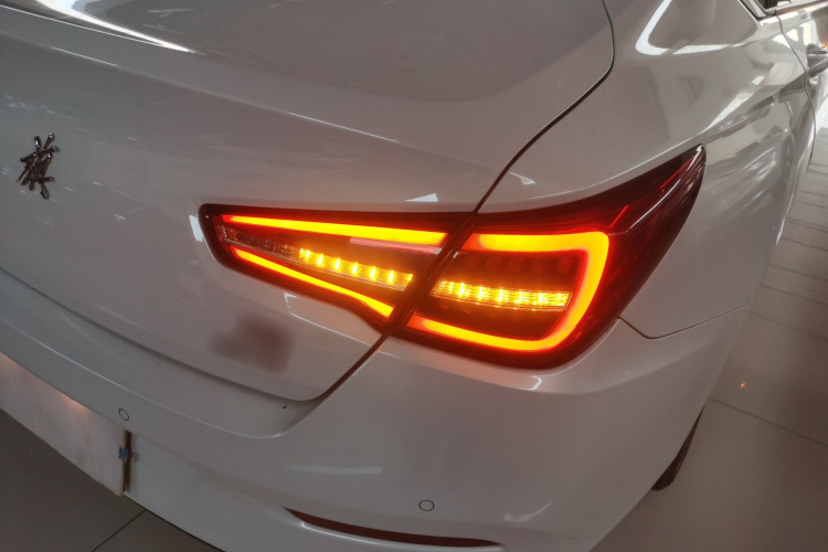 红旗H5 2022款 经典款 改款 1.5T DCT旗韵版车身外观9