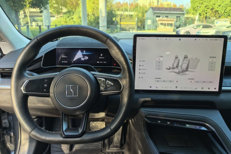 极氪001 2022款 超长续航单电机 WE版中控内饰7005