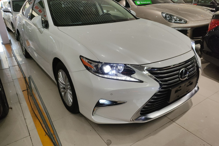 雷克萨斯ES 2015款 200 精英版车身外观3