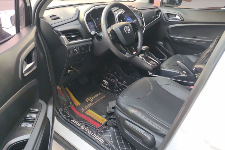 中华V3 2017款 1.5L 自动舒适型中控内饰7003