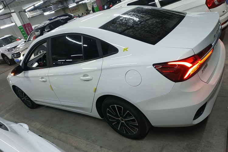 荣威i5 2021款 1.5L CVT铂金版车身外观6003