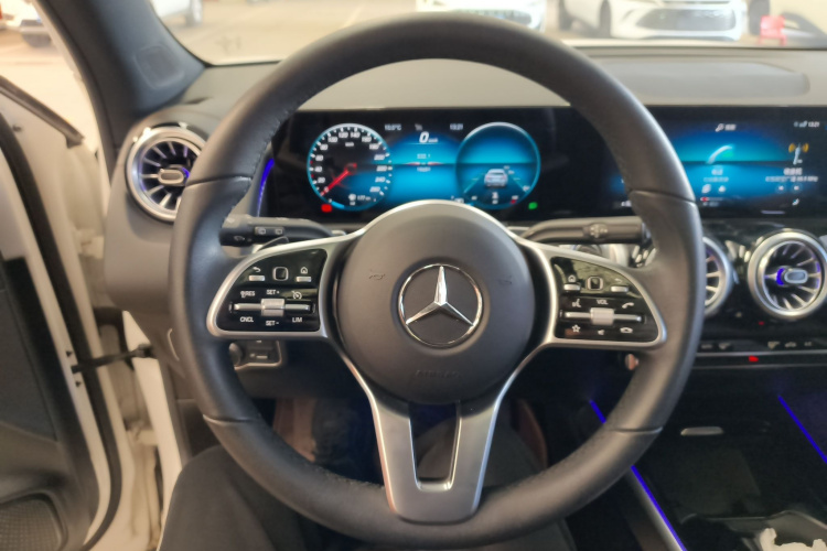 奔驰GLB 2021款 GLB 200 动感型中控内饰13