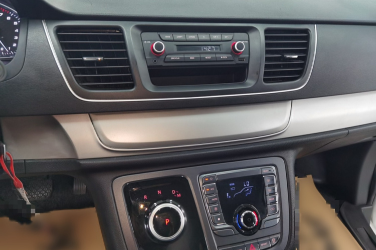 上汽大通MAXUS 大通G10 2022款 2.0T 自动智享版 汽油 7座局部细节16