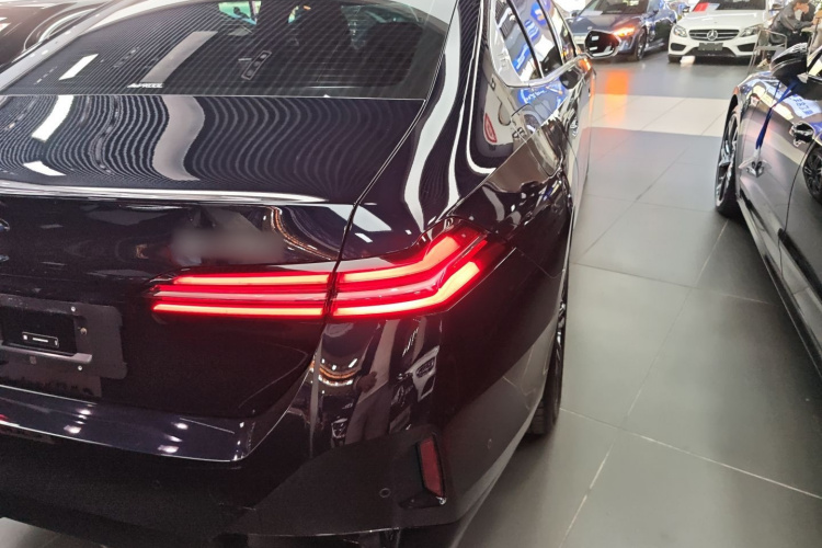 宝马5系 2025款 530Li 领先型 M运动套装车身外观9