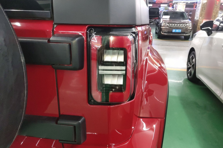 北京越野 北京BJ40 2018款 PLUS 2.3T 自动四驱尊享版 国V车身外观9