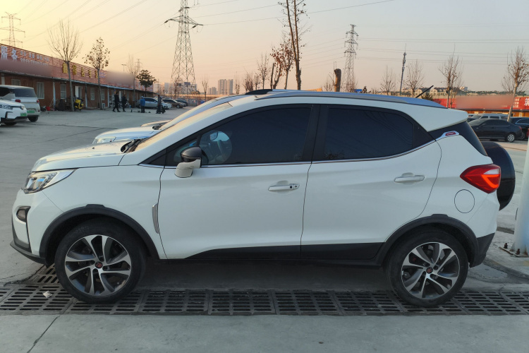 比亚迪 元 2016款 1.5L 手动尊贵型车身外观4