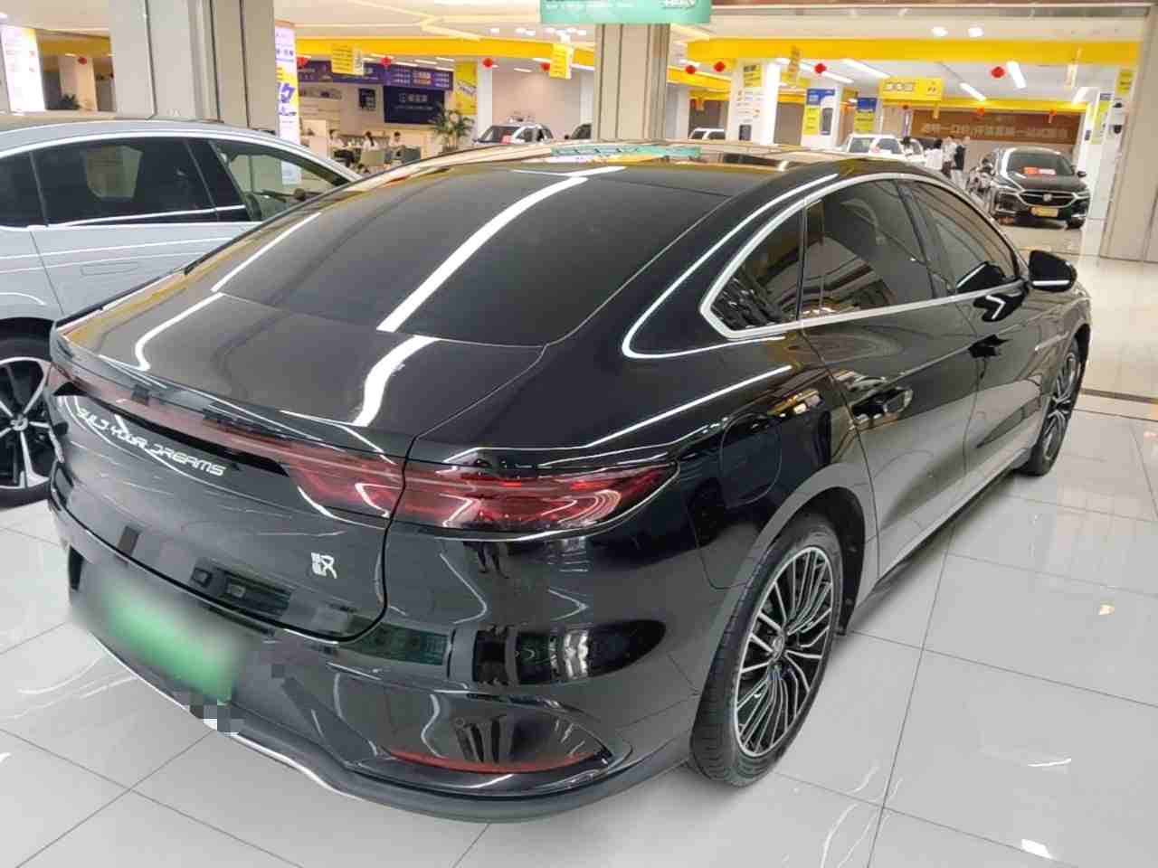 车辆右后45度外观展示