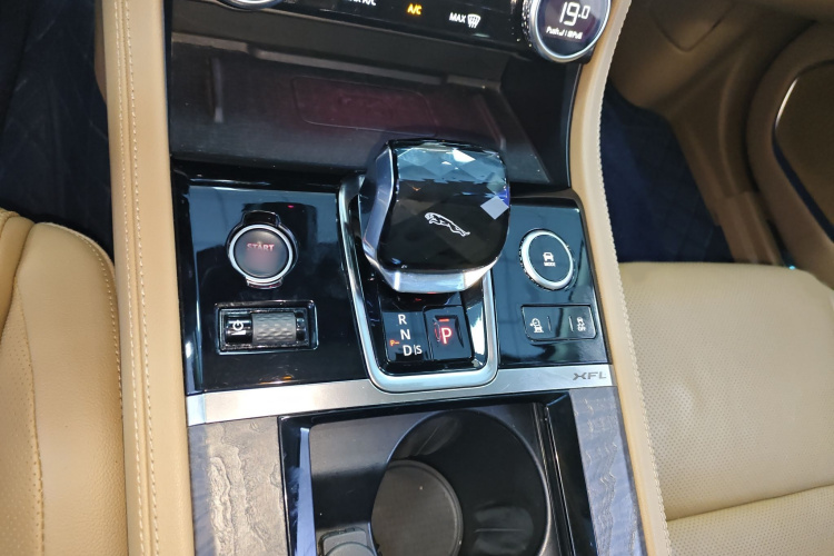 捷豹XFL 2021款 XFL 2.0T P250 两驱尊享豪华版局部细节18