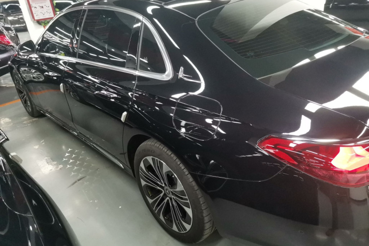 奔驰E级新能源 2024款 E 350 e L 插电式混合动力轿车车身外观4