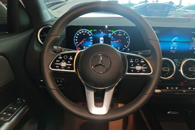 奔驰GLA 2023款 改款 GLA 200中控内饰13