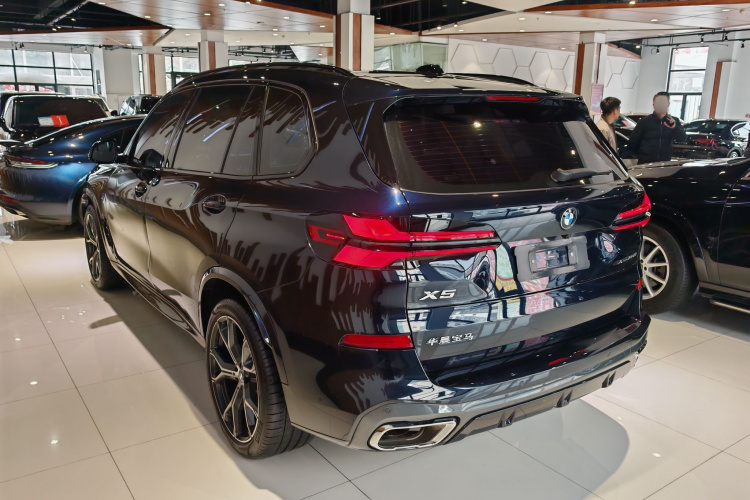 宝马X5 2023款 xDrive 30Li 尊享型M运动曜夜套装车身外观6003