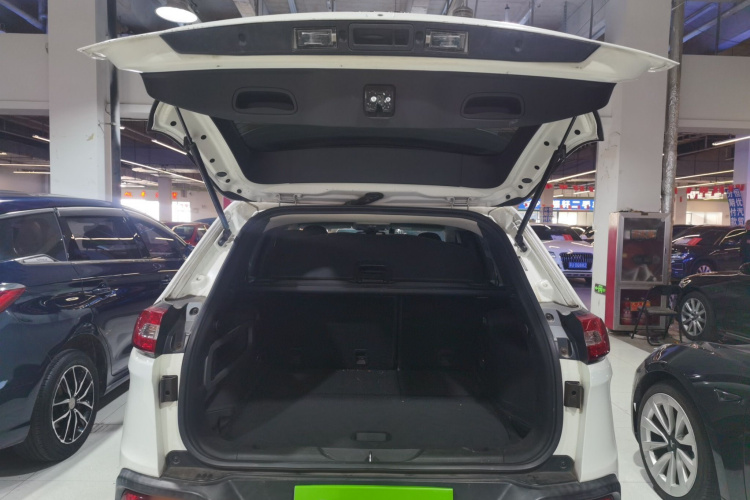 Jeep 自由光 2016款 2.0L 优越版机舱底盘23