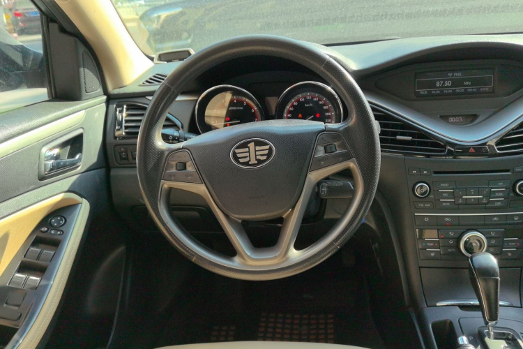 奔腾B70 2014款 2.0L 自动豪华型中控内饰13