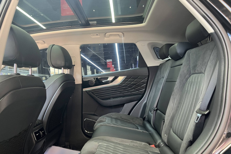 红旗HS5 2022款 改款 2.0T 智联旗享版中控内饰7002