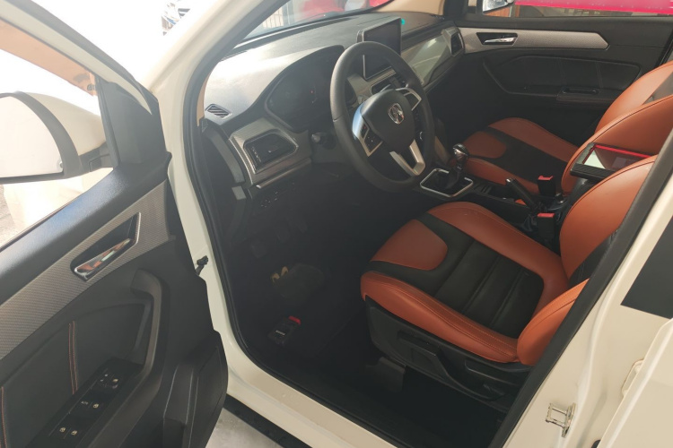 北汽威旺M50F 2017款 1.5L 舒适型中控内饰7003