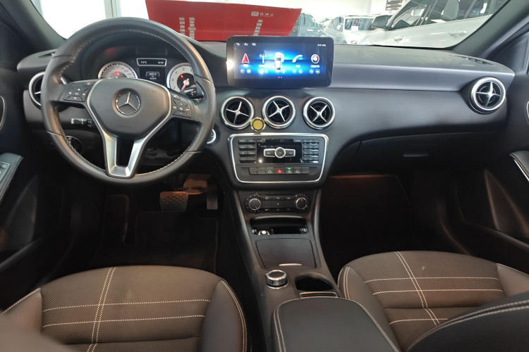 奔驰A级(进口) 2015款 A 200 时尚型中控内饰7002