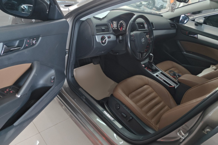 大众 帕萨特 2015款 1.8TSI DSG御尊版中控内饰20