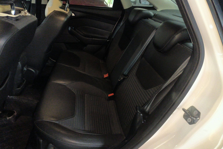 福特 福克斯 2015款 三厢 1.6L 自动风尚型中控内饰21