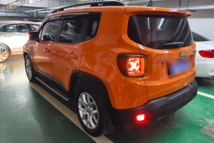 Jeep 自由侠 2018款 互联大屏版 180T 自动高能版车身外观4