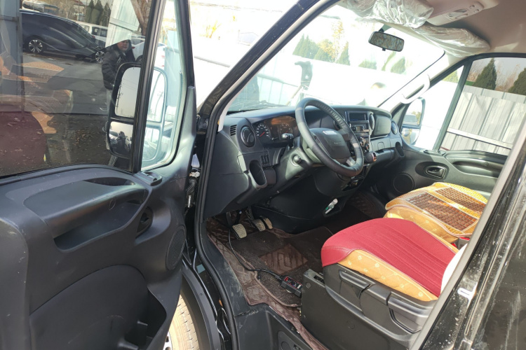 依维柯欧胜 2021款 2.0T 手动超瑞短轴高顶侧拉门F1A中控内饰20