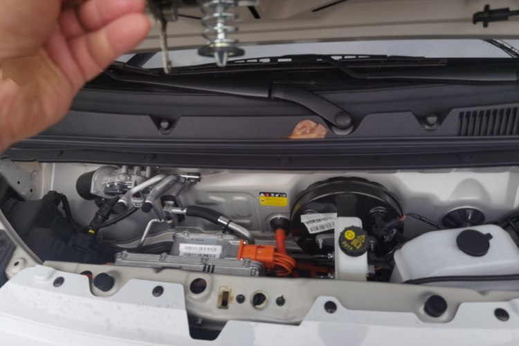 五菱汽车 宏光MINIEV 2024款 第三代 215km 青春版机舱底盘24