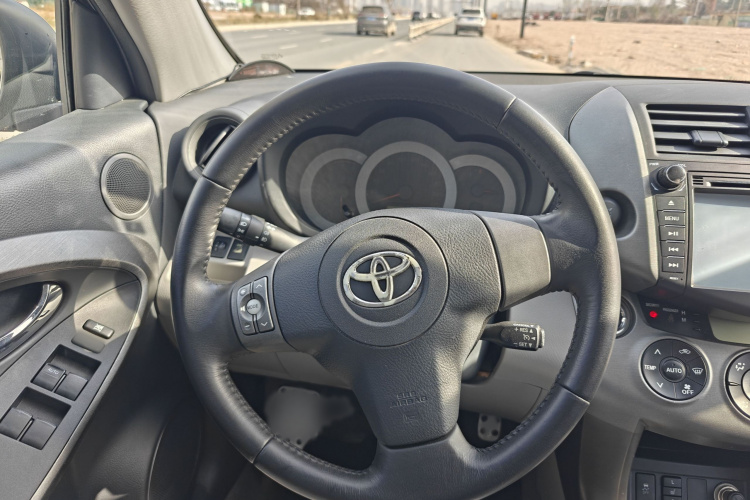 丰田 RAV4荣放 2011款 2.4L 自动四驱至臻版局部细节13
