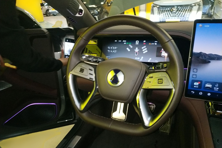 腾势Z9 2024款 1100km 四驱Max版中控内饰13