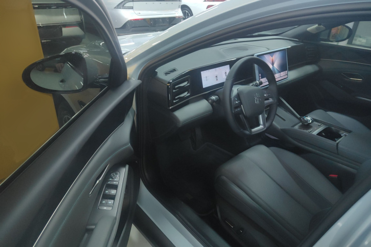 比亚迪 秦L 2025款 DM-i 智驾版 120KM领先型中控内饰7003