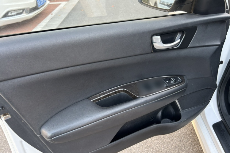 起亚K5 2016款 1.6T 自动LUX中控内饰7005