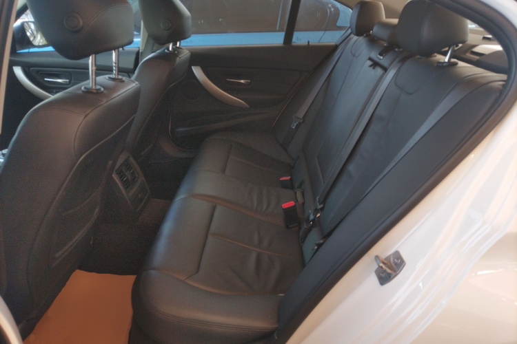 宝马3系 2015款 320i 时尚型中控内饰21