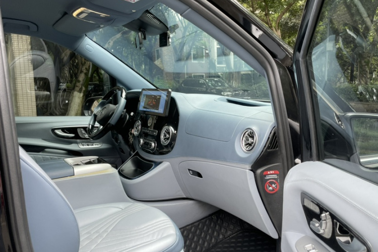 奔驰 威霆 2021款 2.0T 商务版 7座中控内饰7005