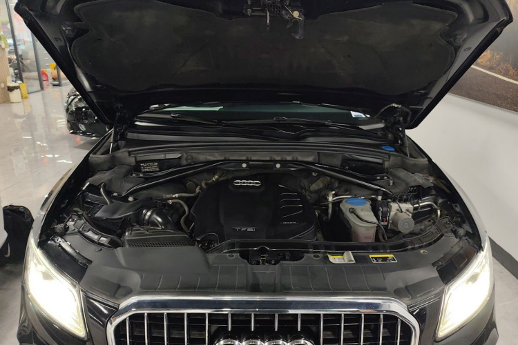 奥迪Q5 2017款 Plus 40 TFSI 进取型机舱底盘24