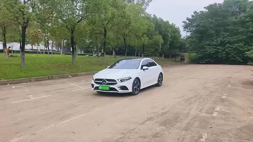 奔驰A级 2022款 改款三 A 200 L 运动轿车时尚型实拍1