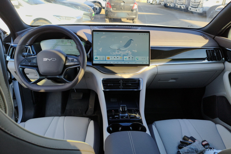 比亚迪 宋PLUS新能源 2025款 DM-i 智驾版 112KM 尊荣型中控内饰7002
