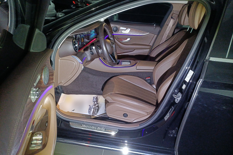 奔驰E级 2023款 改款 E 300 L 时尚型中控内饰7003