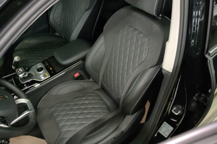 红旗HS5 2019款 2.0T 智联旗领四驱版局部细节19