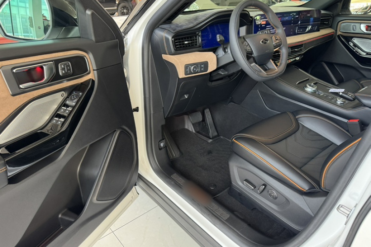福特 探险者 2023款 EcoBoost 285 昆仑巅峰版 6座中控内饰7004