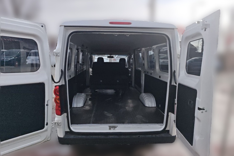 予风汽车 予风黄金仓 2025款 客车版 带慢充中控内饰23