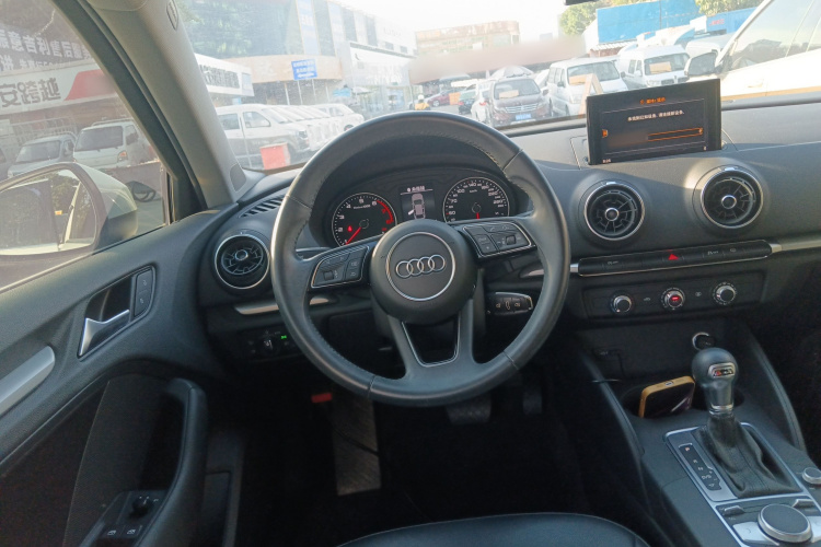 奥迪A3 2018款 30周年年型 Limousine 35 TFSI 进取型中控内饰13