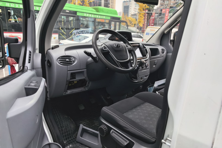 上汽大通MAXUS 新途V80 2019款 2.5T经典款6挡手动傲运通改款短轴超低顶5/6座中控内饰20