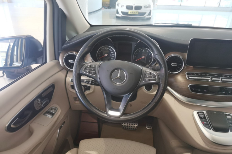 奔驰V级 2022款 V 260 L 长轴距尊贵版中控内饰13