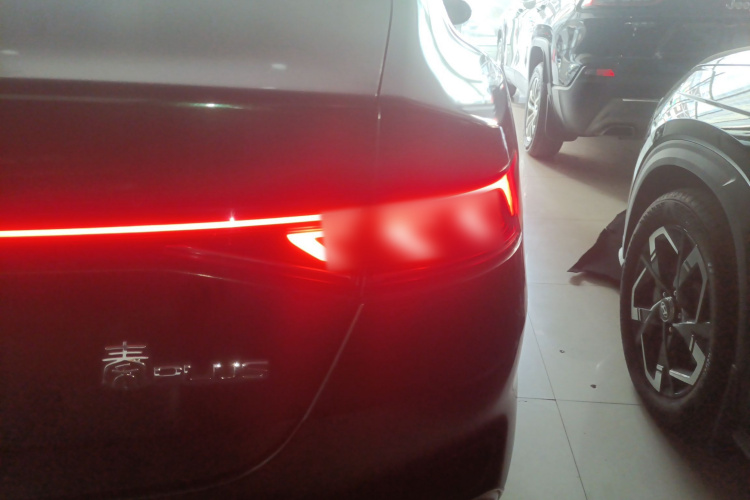 比亚迪 秦PLUS 2021款 DM-i 120KM 旗舰型车身外观9