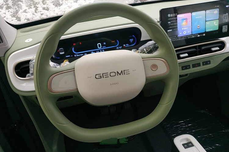 吉利银河 2025款 210km 熊猫骑士中控内饰13